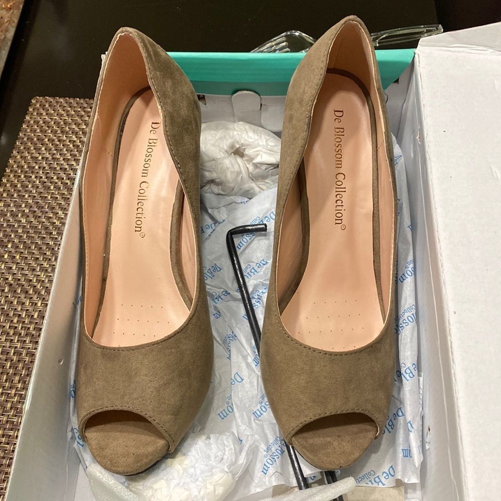 De Blossom Collection Tan open toe heels